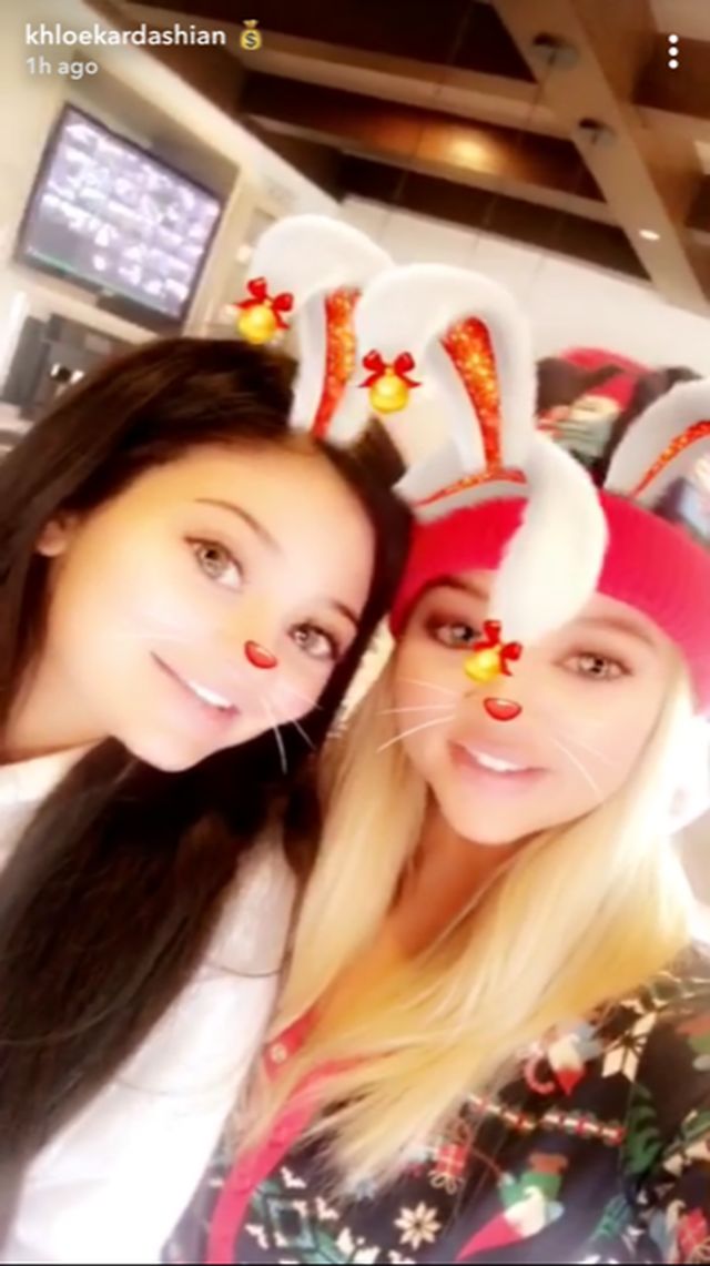 Czy Khloe przez przypadek pokazała brzuszek Kylie Jenner?