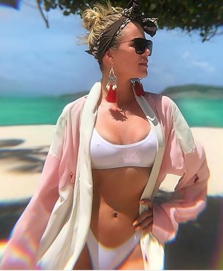 Khloe Kardashian pokazuje BRZUSZEK w skąpym bikini!
