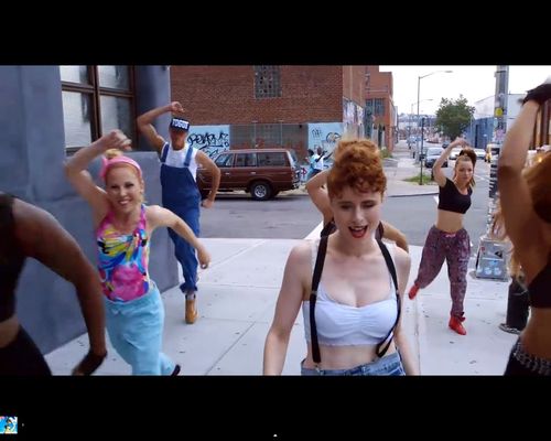 Kiesza kręciła to wideo ze złamanym żebrem [VIDEO]