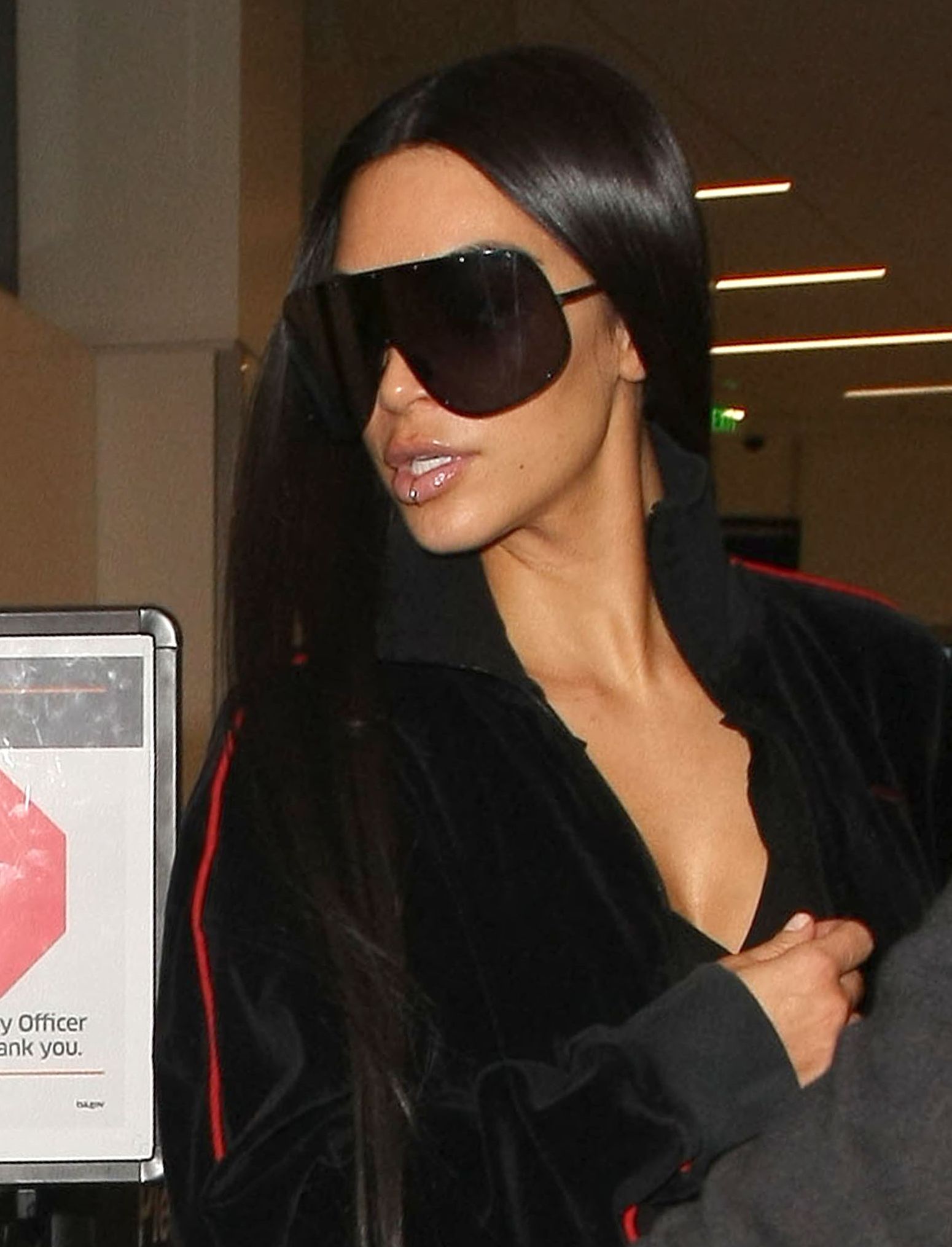 Stylista fryzur Kim Kardashian zdradza sekret błyszczących włosów celebrytki