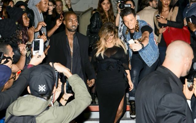 Biust Kim Kardashian wraca na salony (VIDEO)