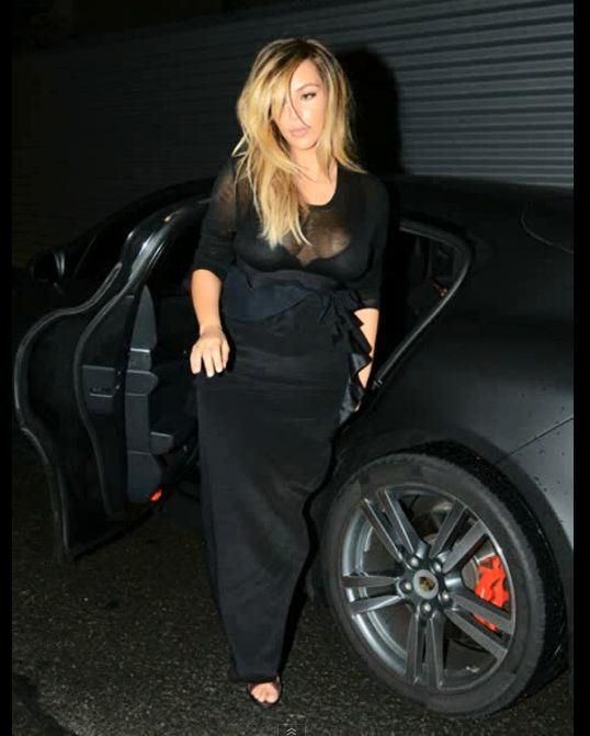 Biust Kim Kardashian wraca na salony (VIDEO)