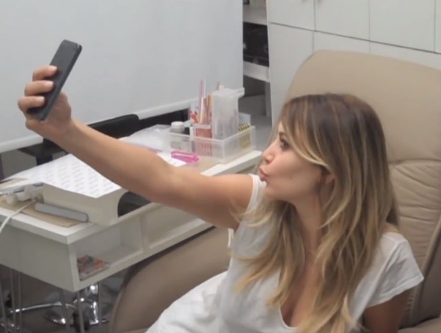 Kim Kardashian radzi, jak zrobić focię z rąsi (VIDEO)