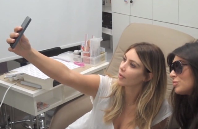 Kim Kardashian radzi, jak zrobić focię z rąsi (VIDEO)
