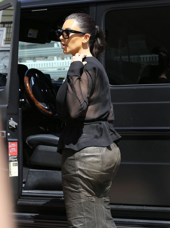 Wyobraźcie sobie, co dzieje się pod tą spódnicą! (FOTO)