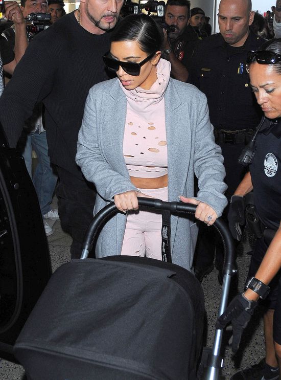 Kim Kardashian jak ser z dziurami (FOTO)