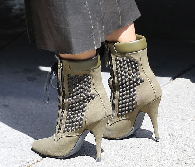 Wyobraźcie sobie, co dzieje się pod tą spódnicą! (FOTO)