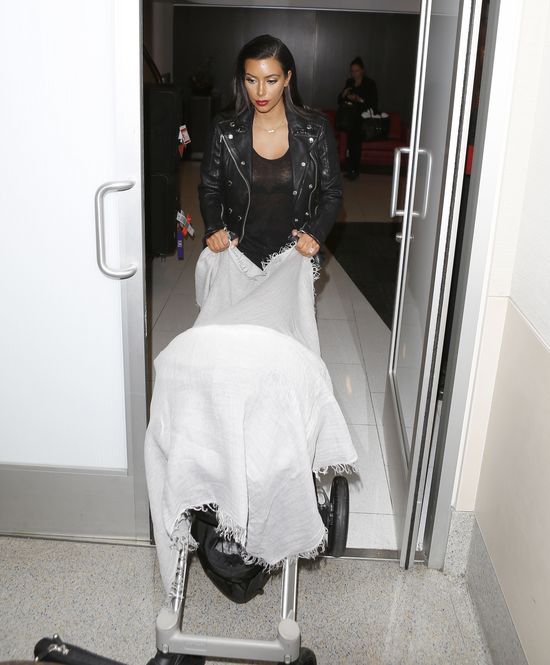 Ciemna noc, a Kim Kardashian z Nori lecą na imprezę (FOTO)