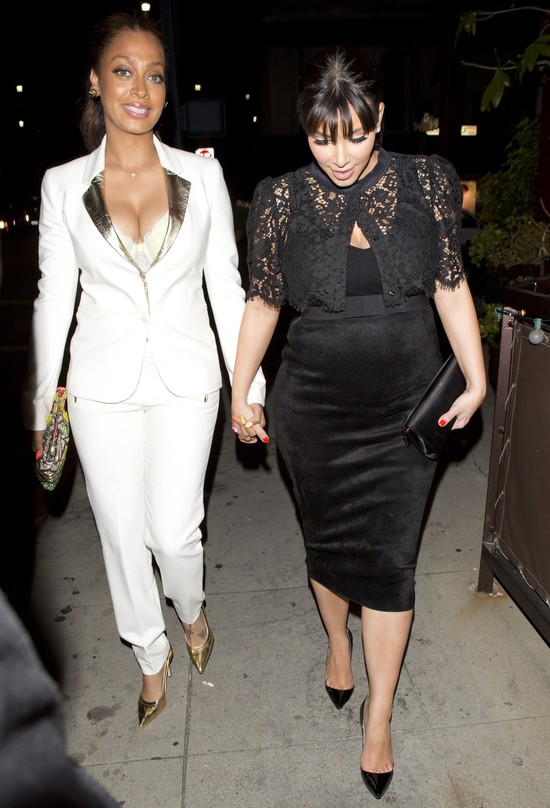 Ciążowe (na)stroje Kim Kardashian są już lepsze (FOTO)