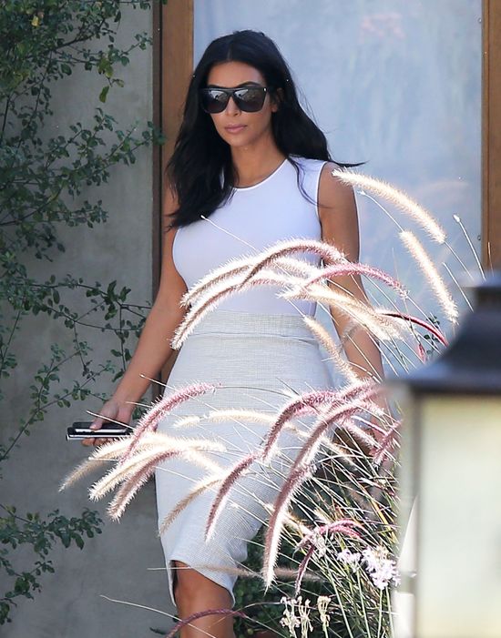 Kim Kardashian dusi się w spanxach, ale... (FOTO)