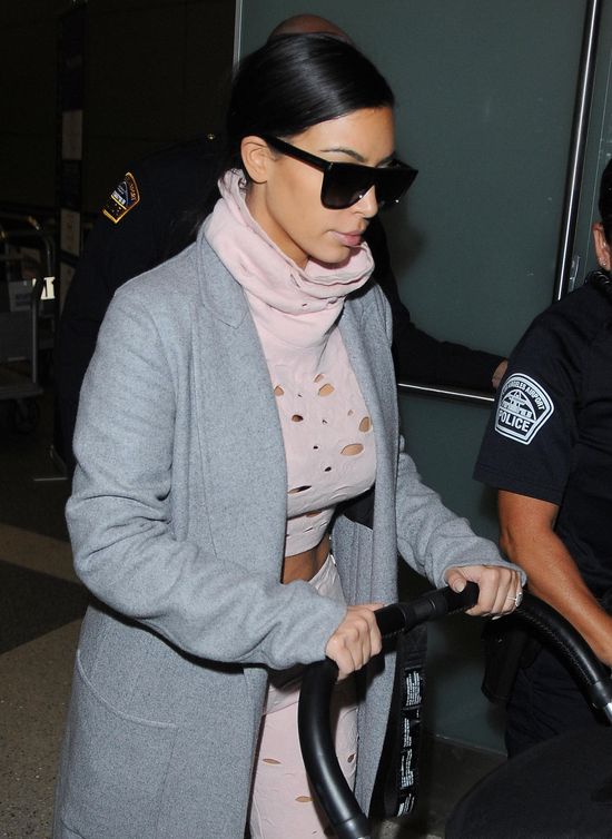 Kim Kardashian jak ser z dziurami (FOTO)