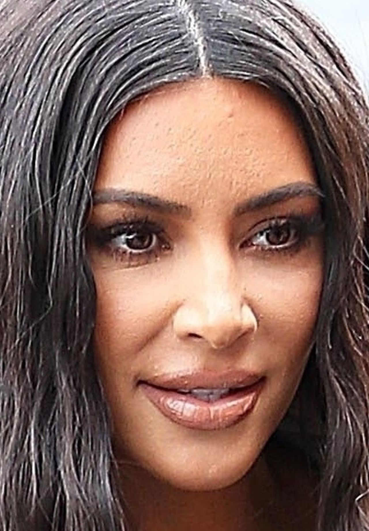 Kim Kardashian pochwaliła się piekielnie drogą ozdobą zrobioną na zamówienie Kim Kardashian pochwaliła się piekielnie drogą ozdobą zrobioną na zamówienie