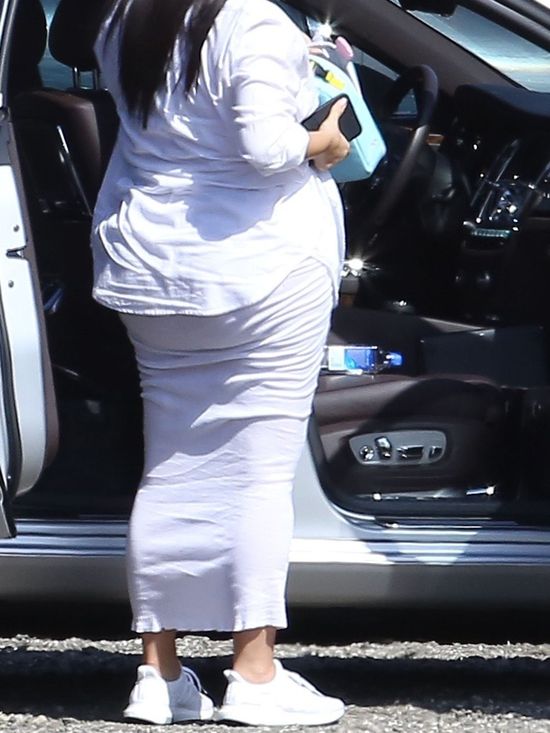  Dlaczego Kim Kardashin w ciąży zasłania pupę? (FOTO)