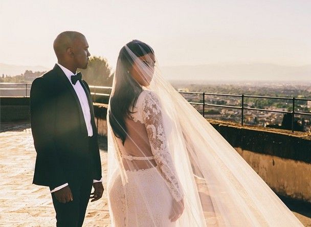 Jaki wyglądała Kim Kardashian wykonaniem ślubnego makijażu?