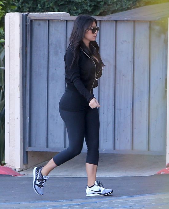 W czym Kim Kardashian chodzi do swojego biura? (FOTO)