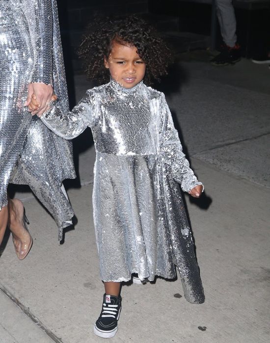 Kim Kardashian niczym dyskotekowa kula, a dlaczego zrobiła TO Nori?