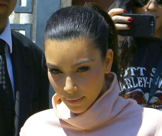 Kim Kardashian niczym królowa pozdrawia fanów z balkonu 