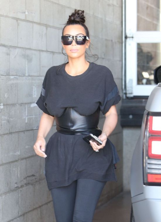 Ma dziewczyna fantazję! Mieć takie kształty i tak się ubrać! (FOTO)