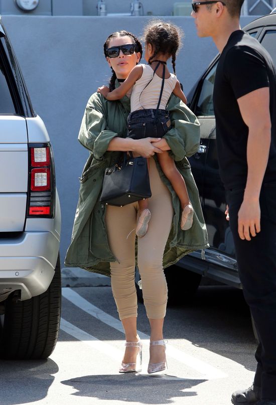 Subtelna różnica między mamą-Kim, a mamą-Kourtney (FOTO)