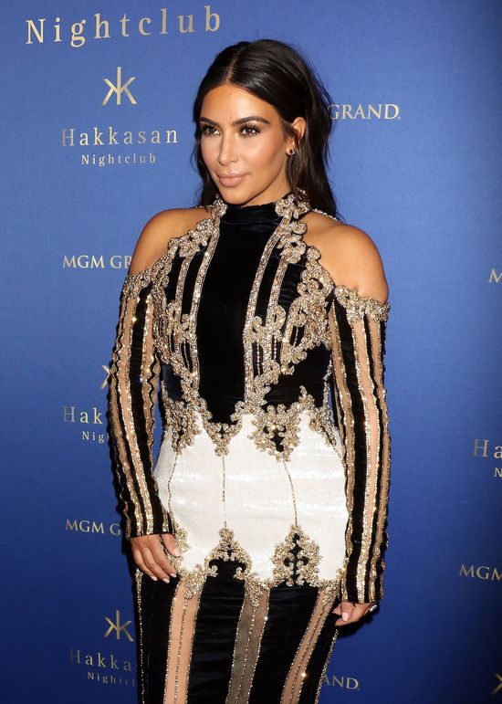 W tej kreacji Kim Kardashian wydaje się WIELKA! (FOTO)