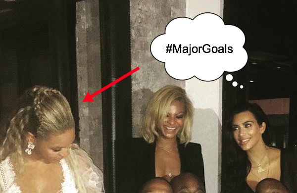 To zdjęcie pokazuje, jak bardzo Kim zafascynowana jest Bey, a ona ma ją w...