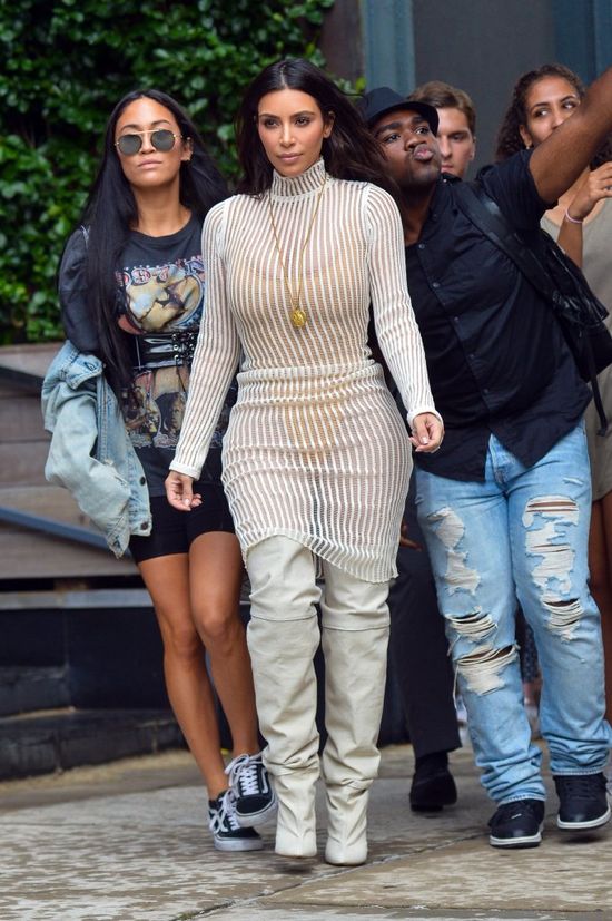 Złośliwy ten Kanye! Tak ubrał Kim, że ta wydaje się być grubsza!