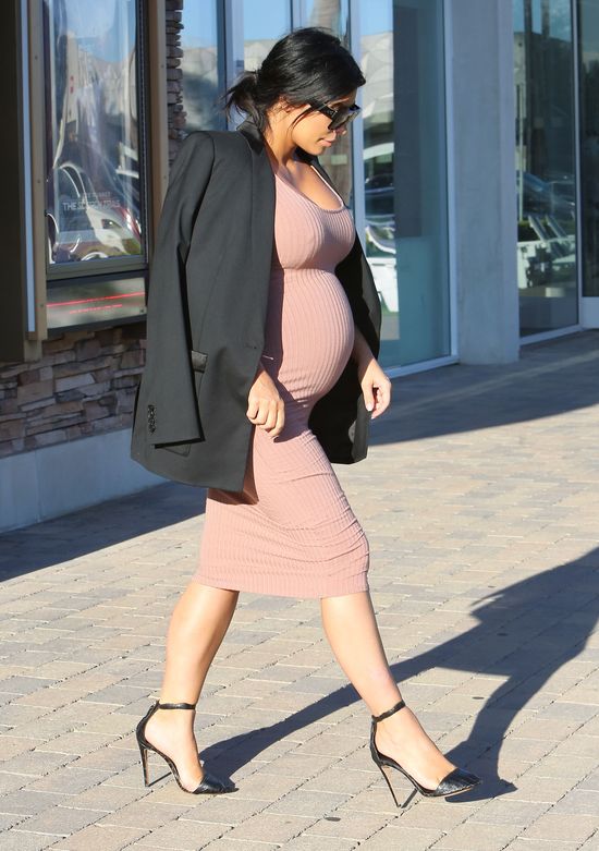 Nie możecie przegapić prezentacji ciążowych wdzięków Kim K!