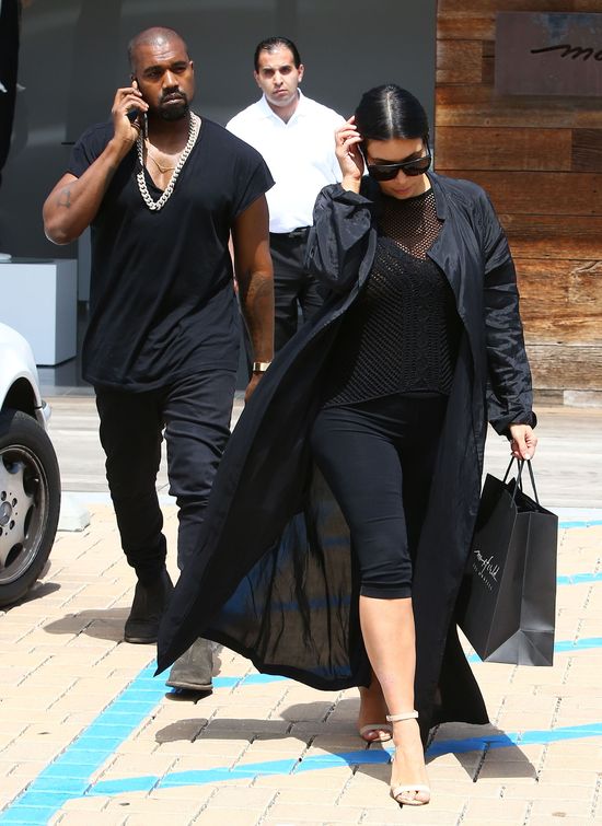 Szok! Kim Kardashian zasłoniła biust! (FOTO)