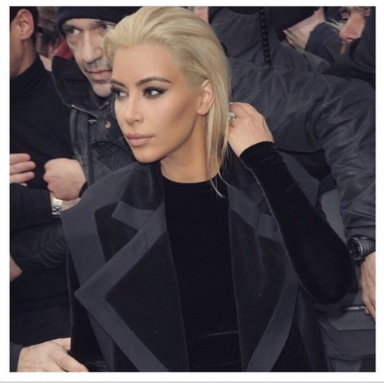 Blond włosy Kim to wołanie o pomoc i oznaka kryzysu?