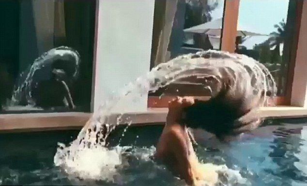 Kim Kardashian NAGA w basenie (FOTO)