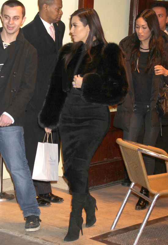 Pupa Kim Kardashian nie mieści się na krześle!