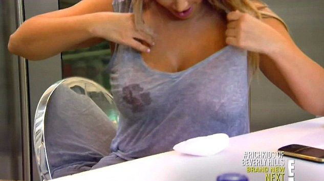 Wyciek mleka z piersi Kim Kardashian (VIDEO)