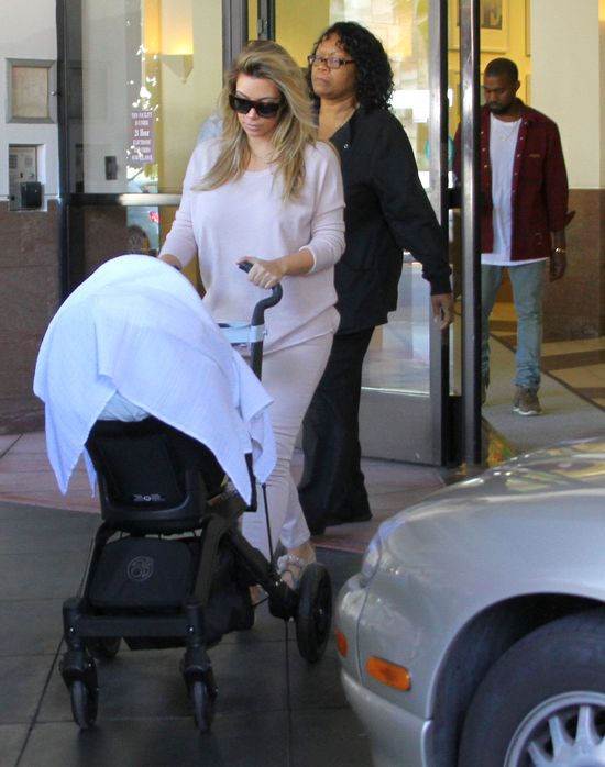 Kim Kardashian co godzinę dzwoni do niani Nori