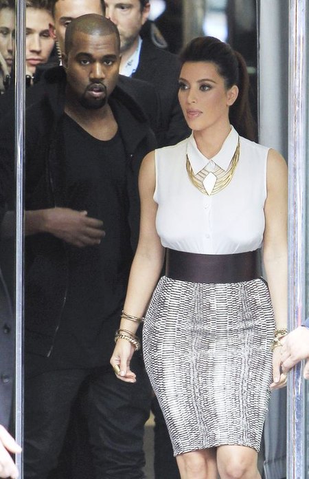 Kim Kardashian dumnie wypina pierś (FOTO) Kim Kardashian dumnie wypina pierś (FOTO)