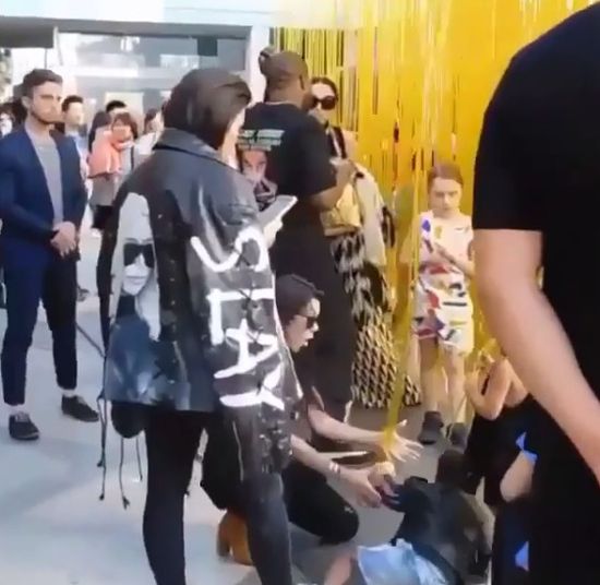 North West upada. Kim Kardashian nawet nie drgnie! (VIDEO)