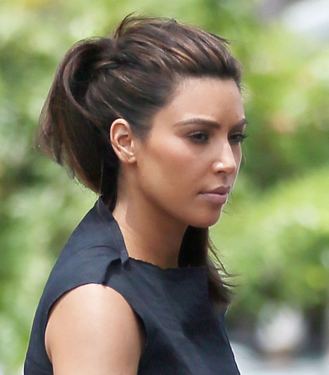 Kardashianka debiutuje w klipie Kanye Westa [VIDEO]