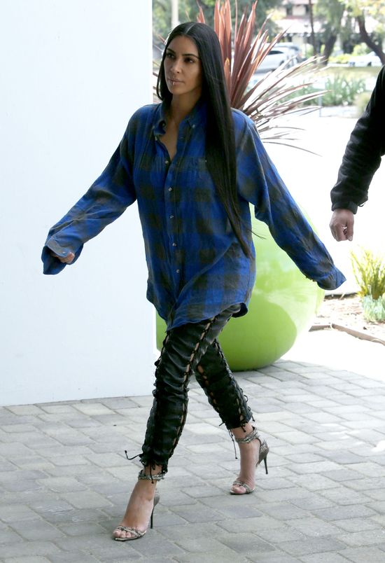 Kolejna wprawiająca w osłupienie stylizacja Kim Kardashian. Zmienia styl?