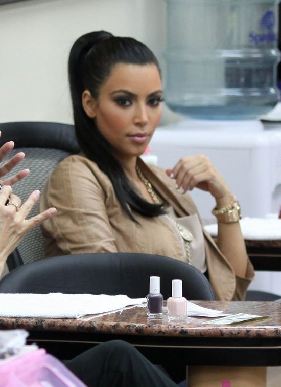 US Weekly: Kim Kardashian ma twarz pełną WYPEŁNIACZY!