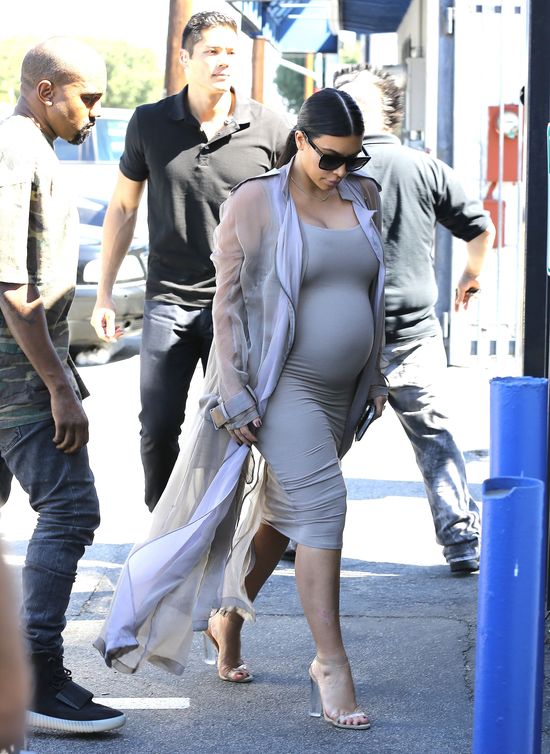 Stopy puchną, Kim tyje, hejterzy się cieszą (FOTO)