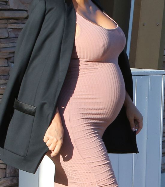 Nie możecie przegapić prezentacji ciążowych wdzięków Kim K!