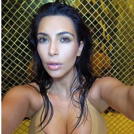 Kim Kardashian pokazała biust z okazji... (FOTO)