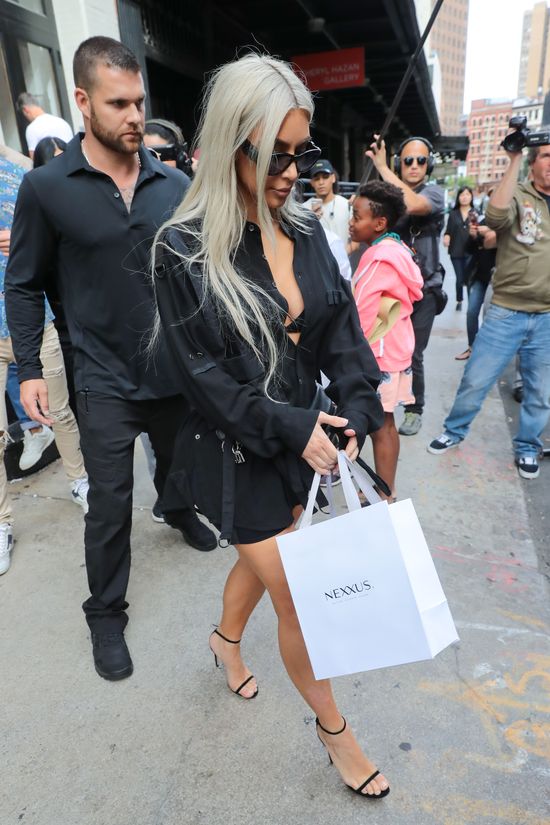  Oto moment, w którym Kim Kardashian widzi swój cellulit! Jak reaguje?