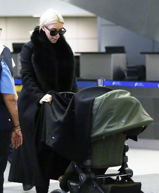 Blond włosy Kim Kardashian to OSZUSTWO! Kim nosi PERUKĘ!