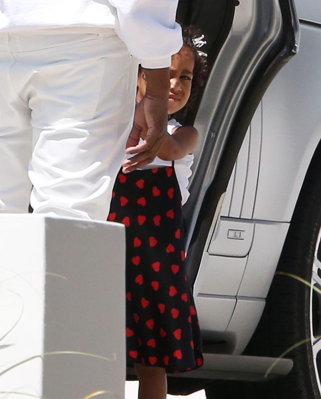 Kim Kardashian nie wychodziła z domu od 2 tygodni. Teraz zrobiła wyjątek Kim Kardashian nie wychodziła z domu od 2 tygodni. Teraz zrobiła wyjątek