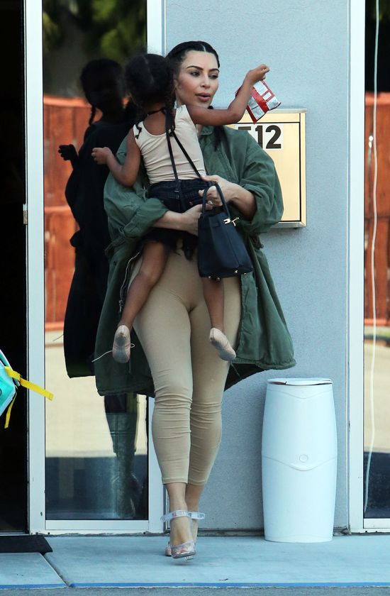 Subtelna różnica między mamą-Kim, a mamą-Kourtney (FOTO) Subtelna różnica między mamą-Kim, a mamą-Kourtney (FOTO)