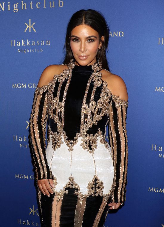 W tej kreacji Kim Kardashian wydaje się WIELKA! (FOTO)