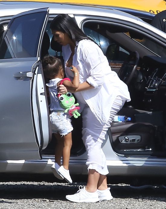  Dlaczego Kim Kardashin w ciąży zasłania pupę? (FOTO)