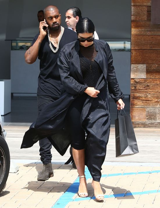 Szok! Kim Kardashian zasłoniła biust! (FOTO)