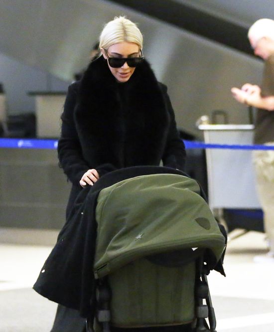 Blond włosy Kim Kardashian to OSZUSTWO! Kim nosi PERUKĘ!