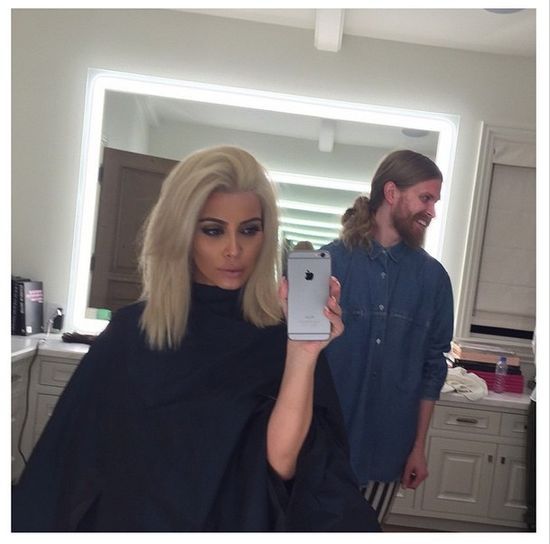 Blond włosy Kim to wołanie o pomoc i oznaka kryzysu?